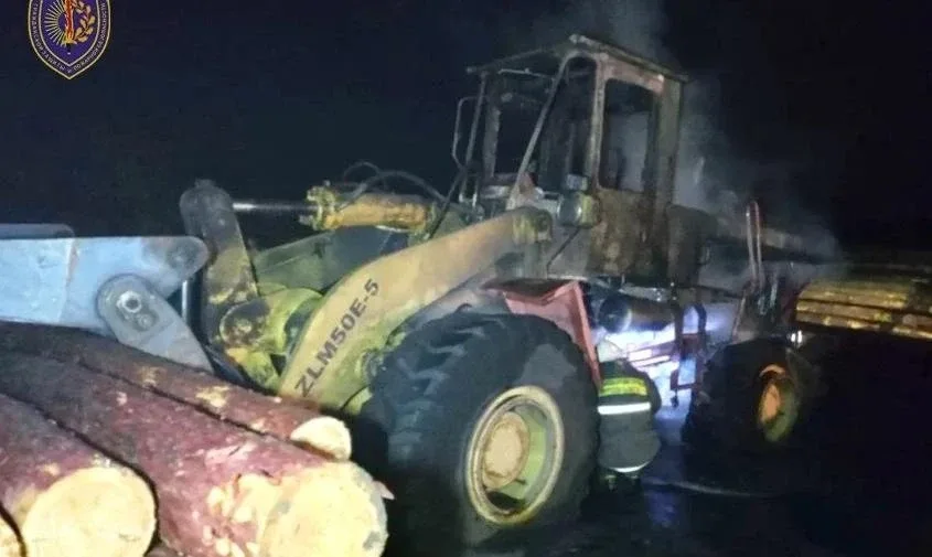 🚒 В Февральске во время выгрузки древесины загорелся фронтальный погрузчик  Вечером 21 мая дежурный 