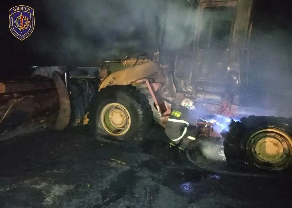 🚒 В Февральске во время выгрузки древесины загорелся фронтальный погрузчик  Вечером 21 мая дежурный 
