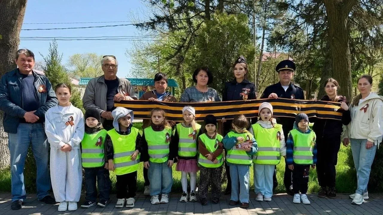 ⭐️В станице Курской сотрудники Госавтоинспекции и отряд ЮИД провели патриотическую акцию в преддвери