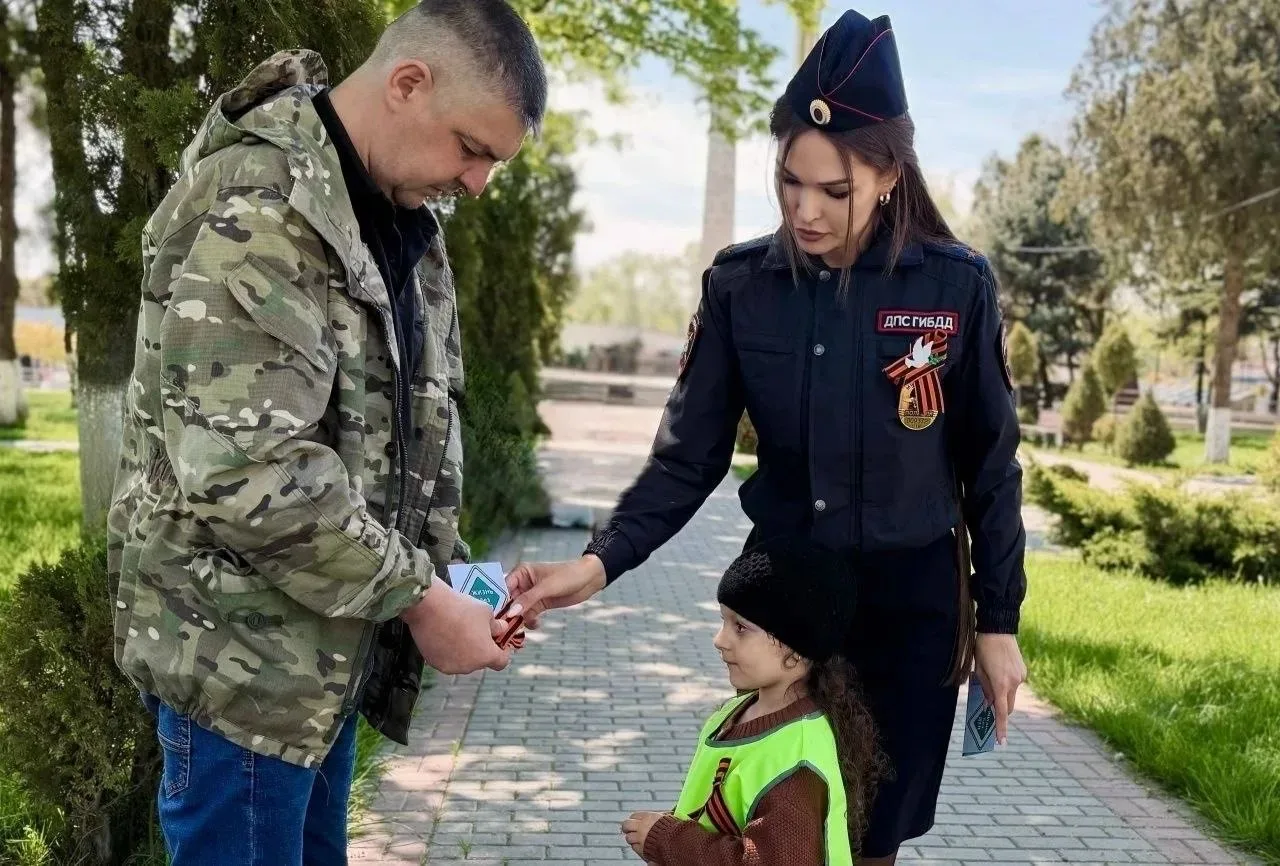 ⭐️В станице Курской сотрудники Госавтоинспекции и отряд ЮИД провели патриотическую акцию в преддвери