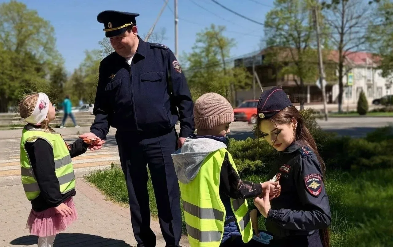 ⭐️В станице Курской сотрудники Госавтоинспекции и отряд ЮИД провели патриотическую акцию в преддвери