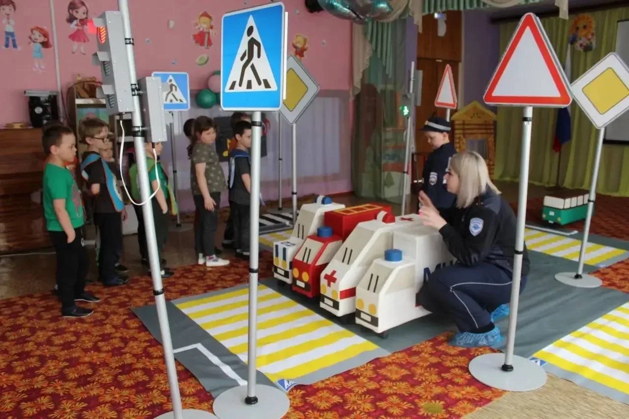 🚔Нелидовские автоинспекторы провели для дошкольников интерактивное занятие «Путешествие в Светофорск