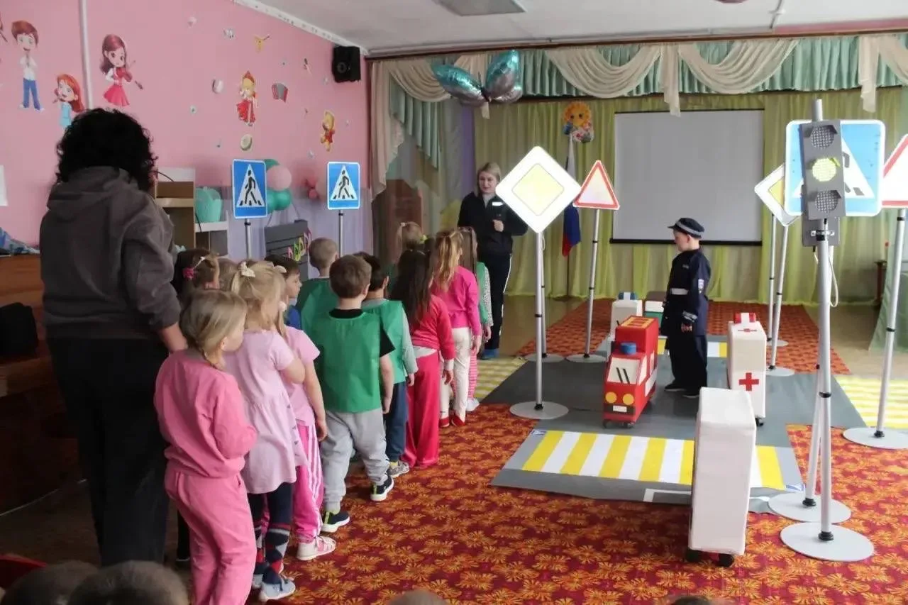 🚔Нелидовские автоинспекторы провели для дошкольников интерактивное занятие «Путешествие в Светофорск