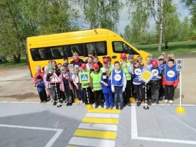 🚦Ржевские автоинспекторы провели урок безопасности в Глебовской школе   🔺Ребята осваивали правила до