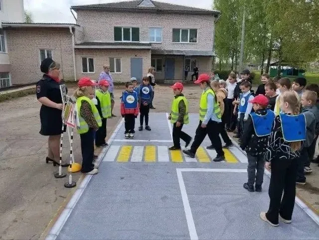 🚦Ржевские автоинспекторы провели урок безопасности в Глебовской школе   🔺Ребята осваивали правила до