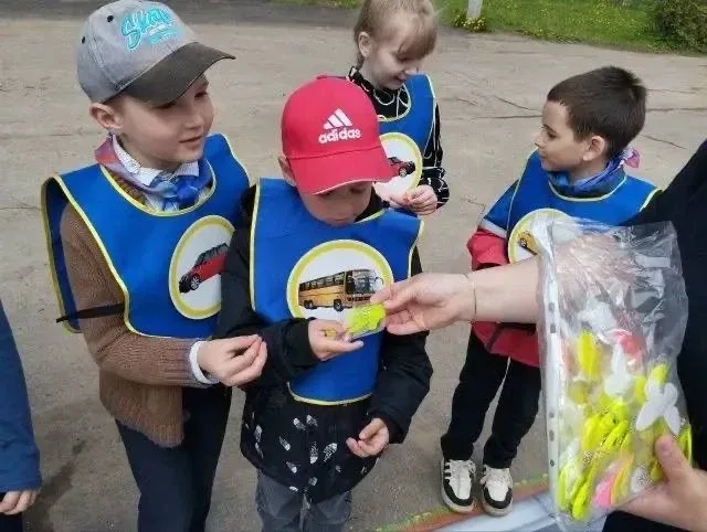 🚦Ржевские автоинспекторы провели урок безопасности в Глебовской школе   🔺Ребята осваивали правила до