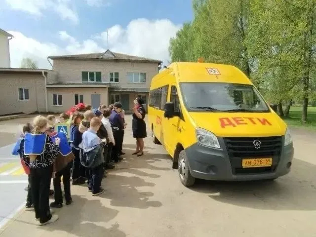 🚦Ржевские автоинспекторы провели урок безопасности в Глебовской школе   🔺Ребята осваивали правила до