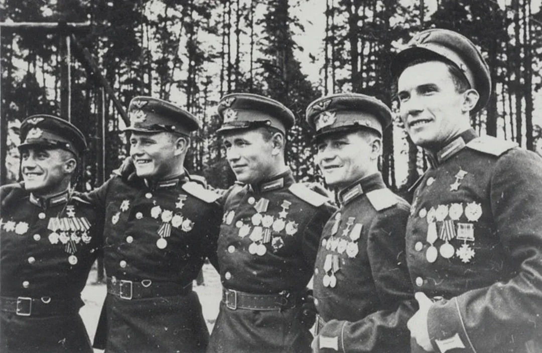 Боем живет истребитель Докум. повесть Скоморохов Н.М.  Лит. запись Н. Беловола. — Москва : Воениздат