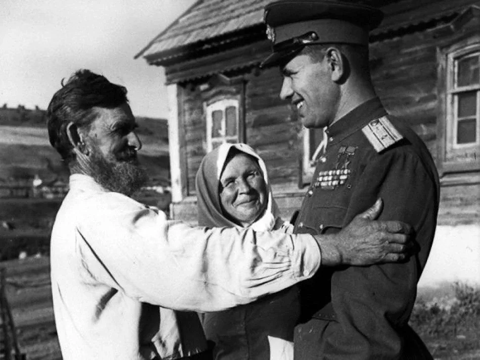 Боем живет истребитель Докум. повесть Скоморохов Н.М.  Лит. запись Н. Беловола. — Москва : Воениздат