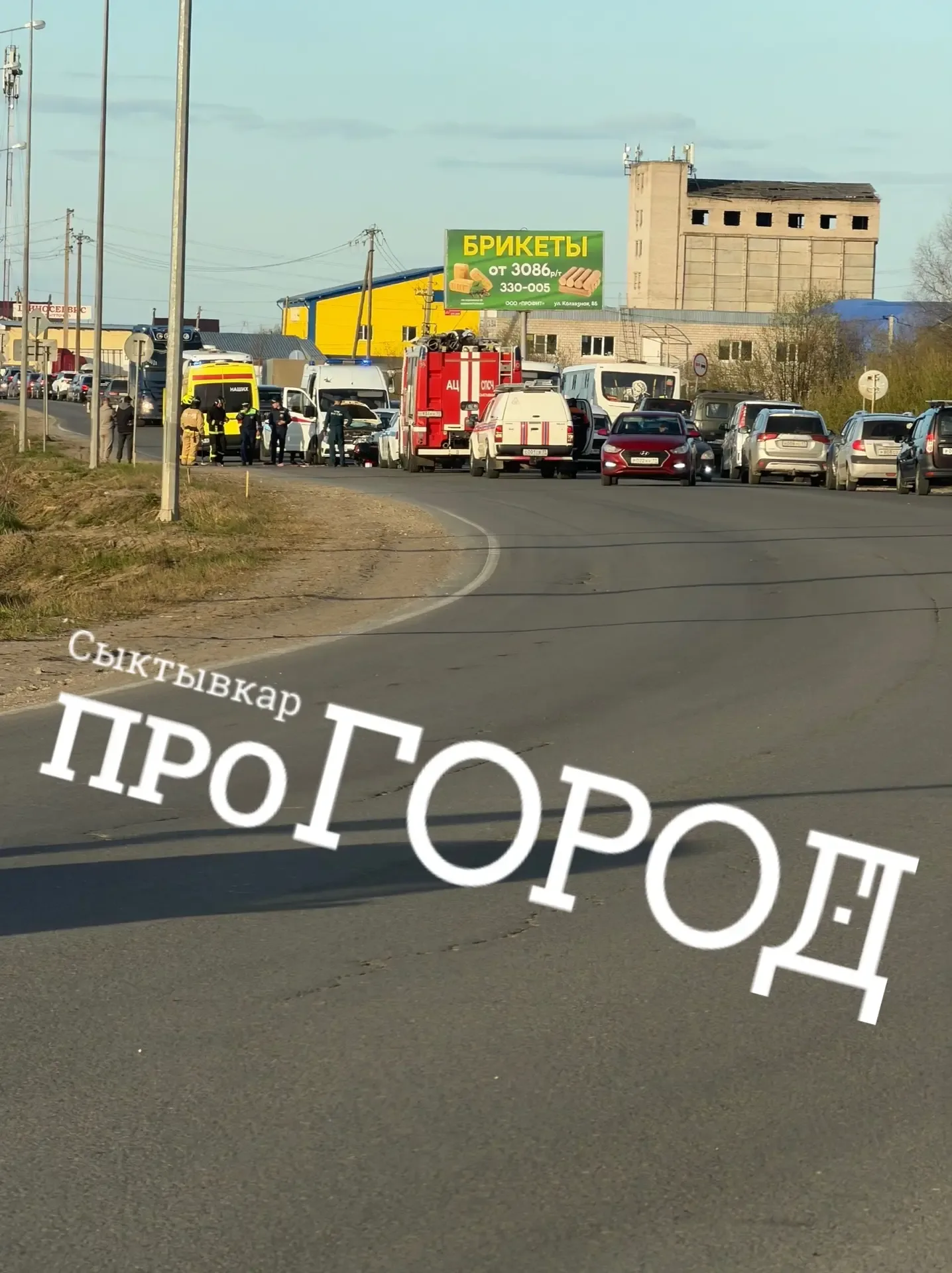 В Сыктывкаре произошло ДТП с мотоциклистом   Авария случилась в местечке Кочпон-Чит. На месте работа