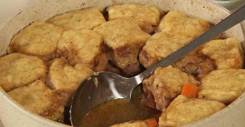Коблер со сконами (мясное рагу с овощами и большими клёцками) | Выпечка на пару  Коблер со сконами, 