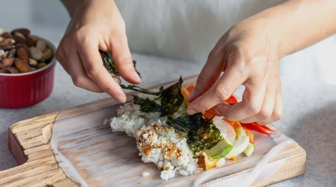 🍣 Бесплатный семейный кулинарный мастер-класс по приготовлению роллов на фудхолле «Дружба‑Москва»  🗓