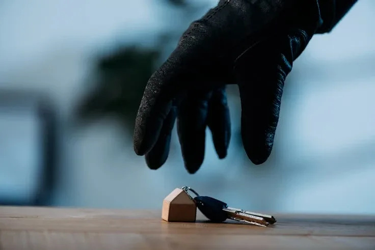 💰 Житель Серова с зарплатой 17 тысяч рублей потерял более 3 миллионов и квартиру, поверив «инвестици
