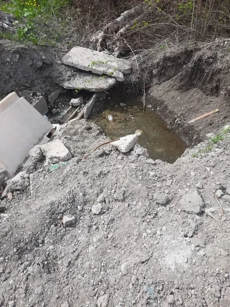 С торца дома Парковая 15 раскопали зимой трубы, яму так и оставили, трубы не заизолированные, а яма 