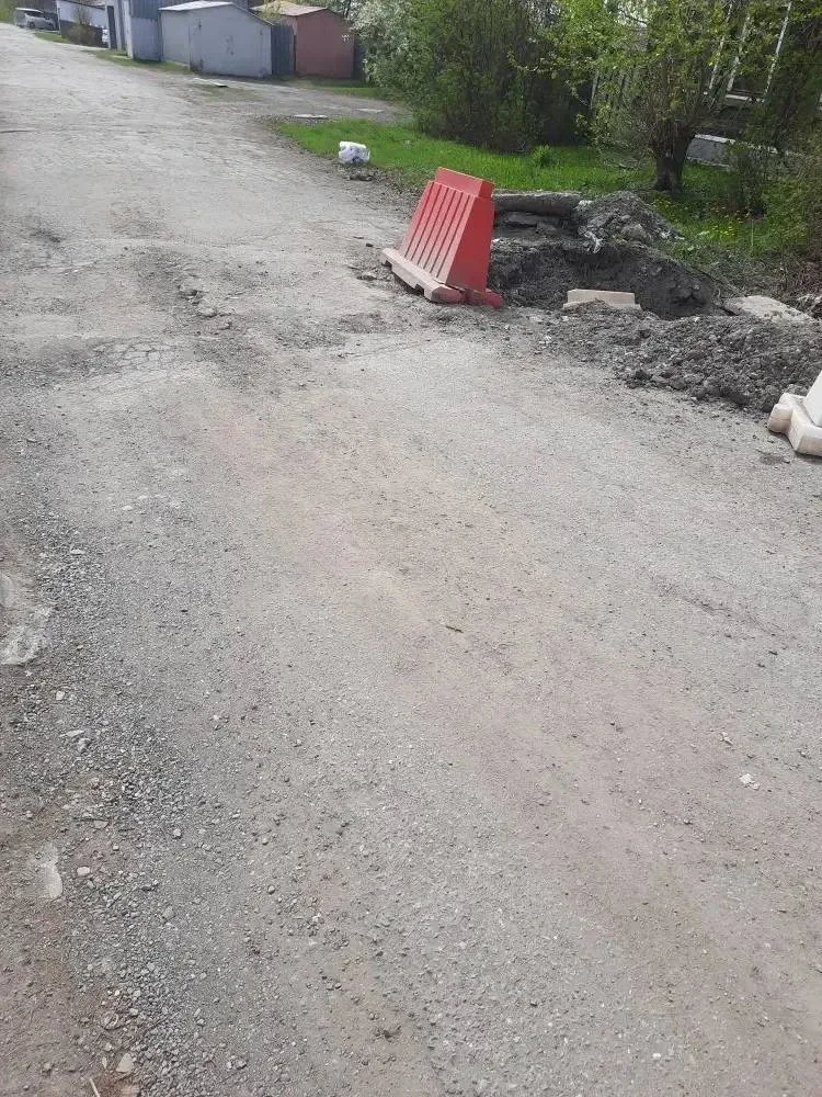 С торца дома Парковая 15 раскопали зимой трубы, яму так и оставили, трубы не заизолированные, а яма 