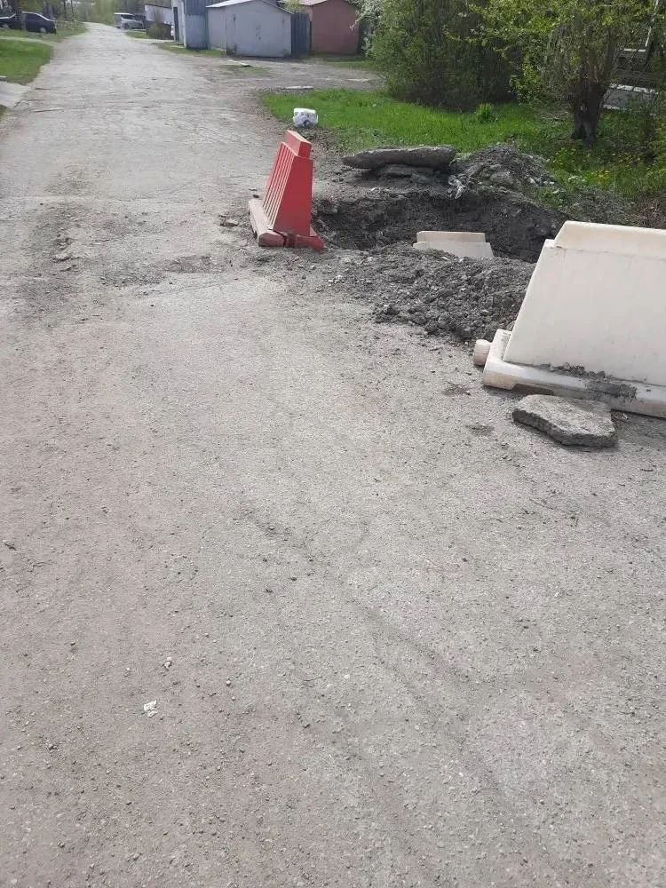 С торца дома Парковая 15 раскопали зимой трубы, яму так и оставили, трубы не заизолированные, а яма 