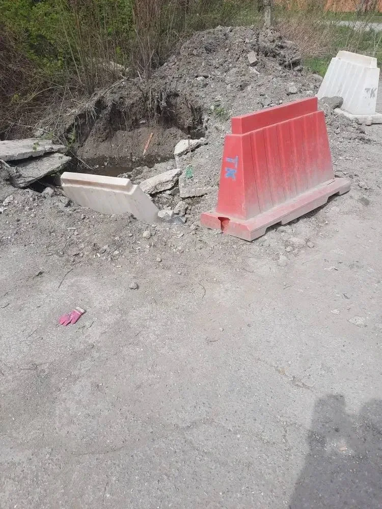 С торца дома Парковая 15 раскопали зимой трубы, яму так и оставили, трубы не заизолированные, а яма 