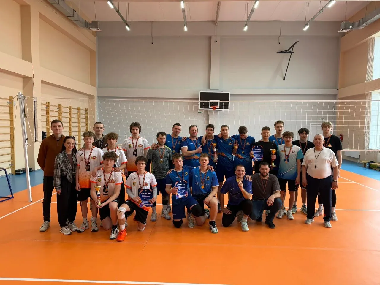🏐 В Серове прошёл Кубок по волейболу «Весна Победы»  2–3 мая в спортивном зале школы №21 состоялись 