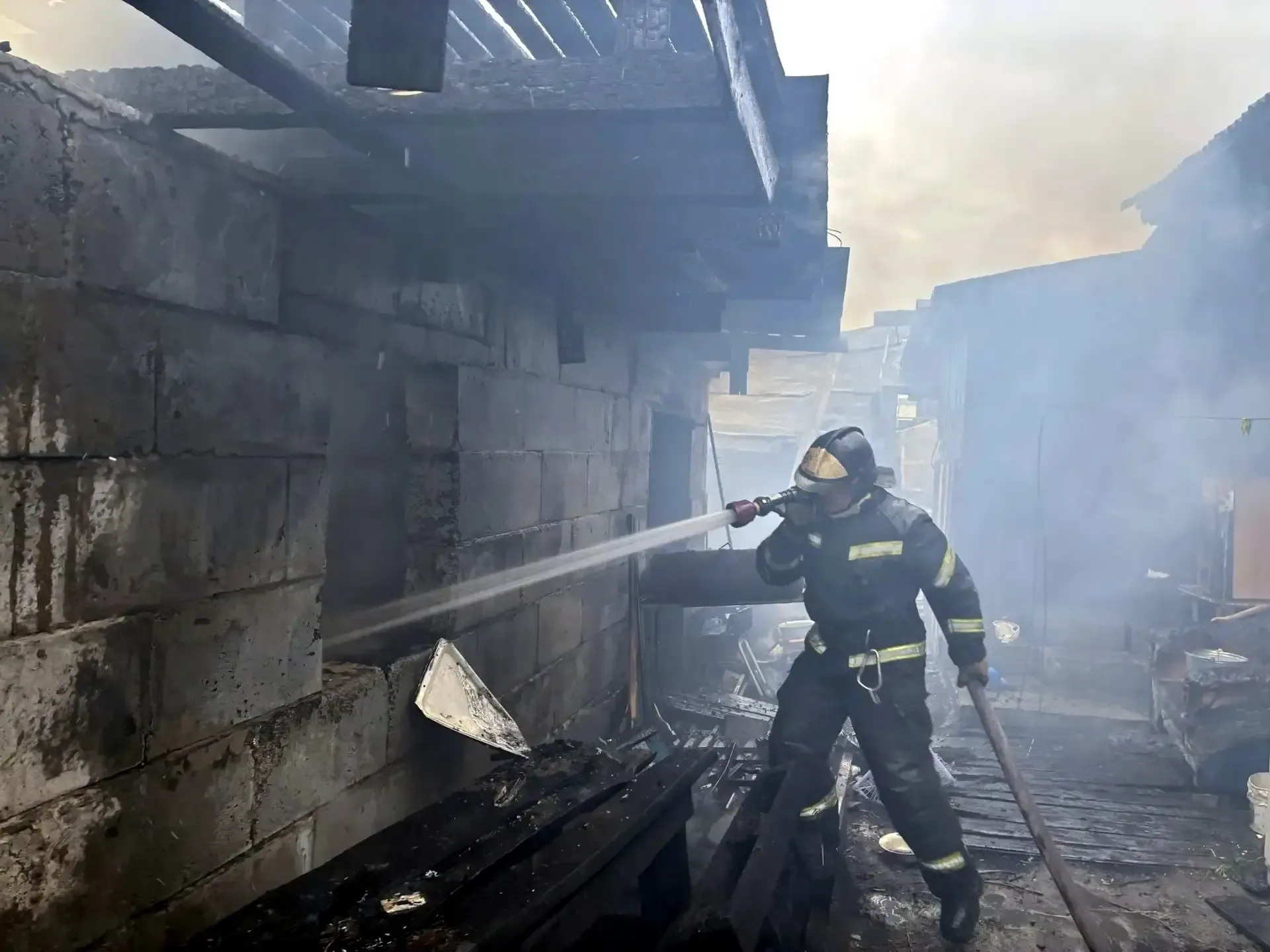 🚨 Пожар в Серове на улице Спортивной: 35 минут на борьбу с огнём  13 мая в Серове загорелись надворн