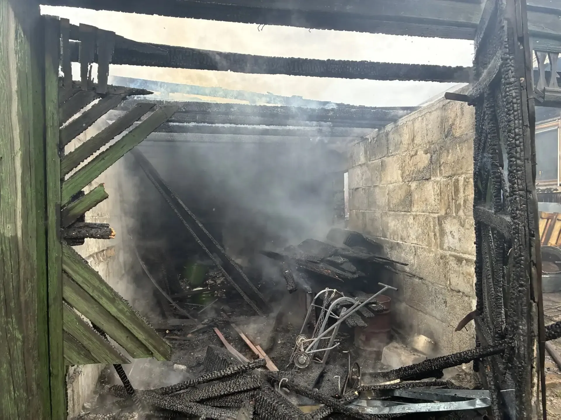 🚨 Пожар в Серове на улице Спортивной: 35 минут на борьбу с огнём  13 мая в Серове загорелись надворн