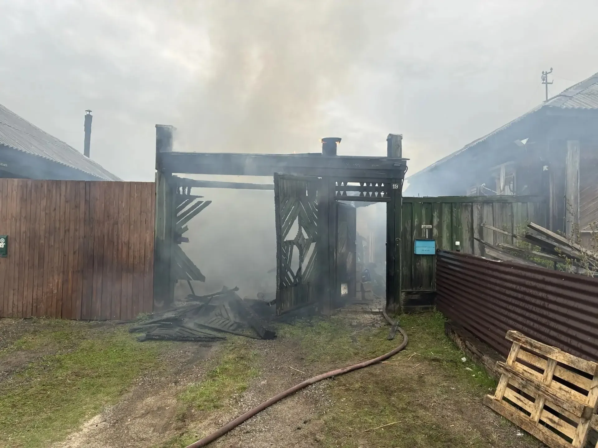 🚨 Пожар в Серове на улице Спортивной: 35 минут на борьбу с огнём  13 мая в Серове загорелись надворн