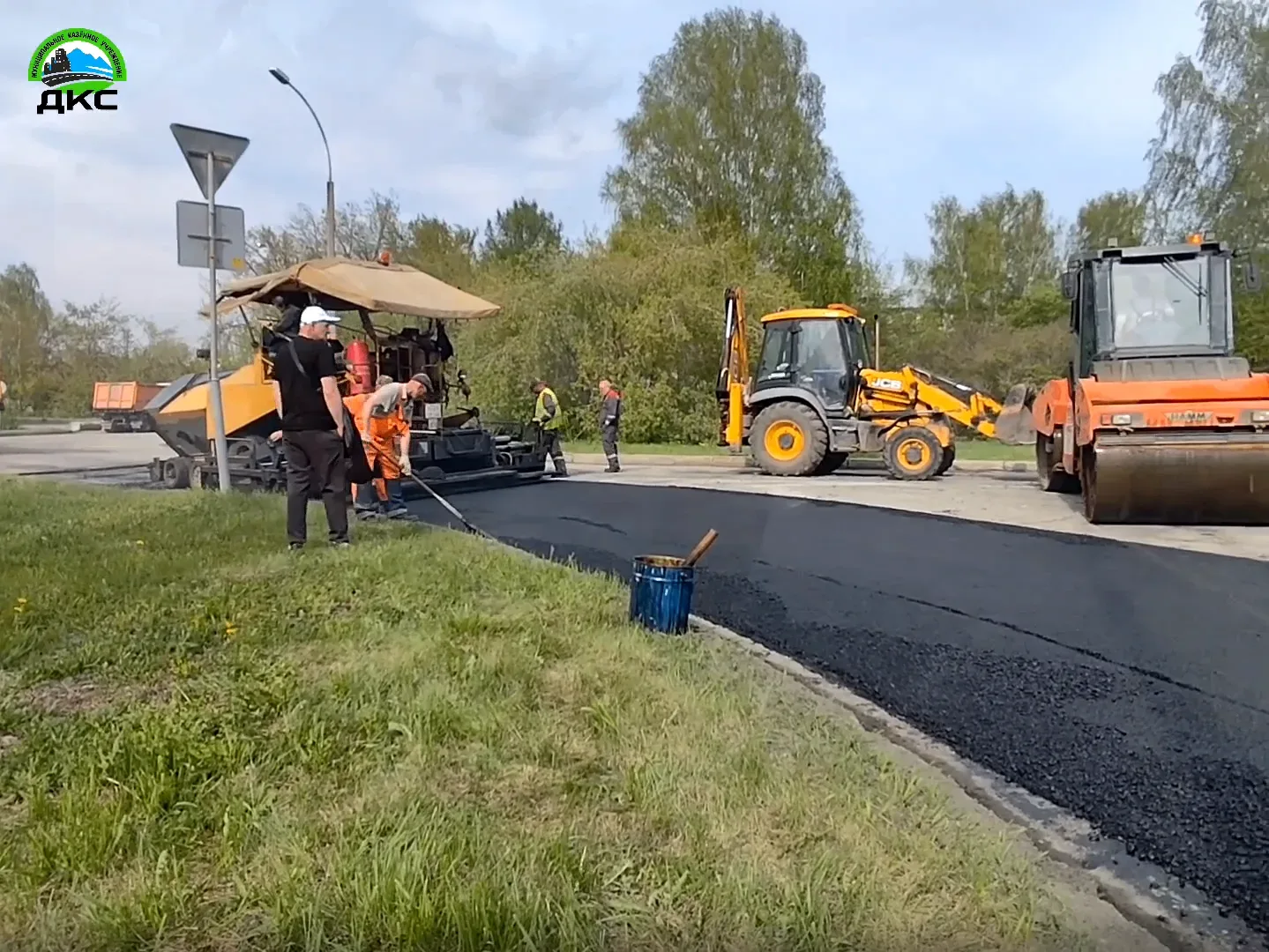 ДКС производит ямочный и участковый ремонт дорог  Работает Дорожно-коммунальная служба асфальтом соб