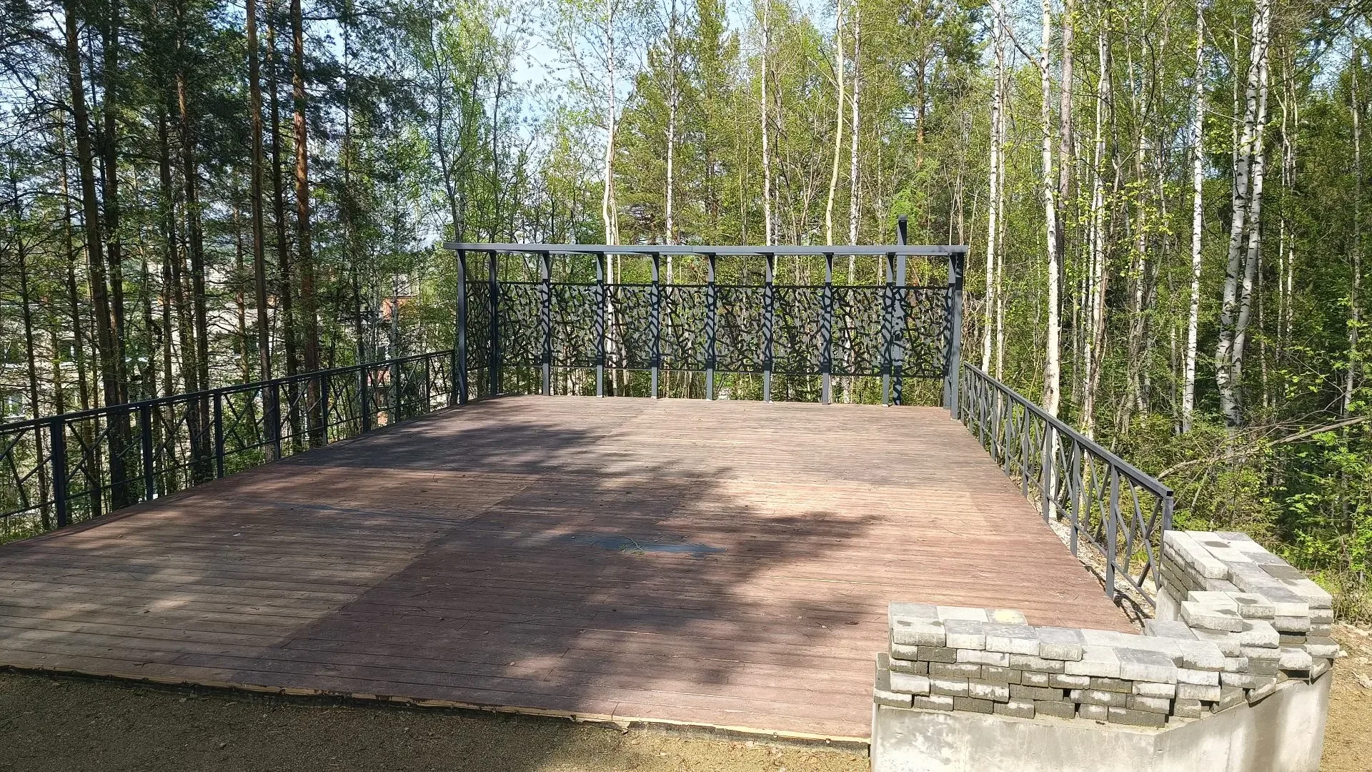 Старый Новый парк готовится к открытию  Чуть меньше двух недель остается до начала лета. Со стартом 