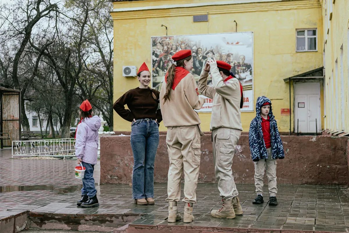 Эстафета труда в военном городке: юнармейцы и «первые» возродили традиции Первомая ⚡  В праздник Вес