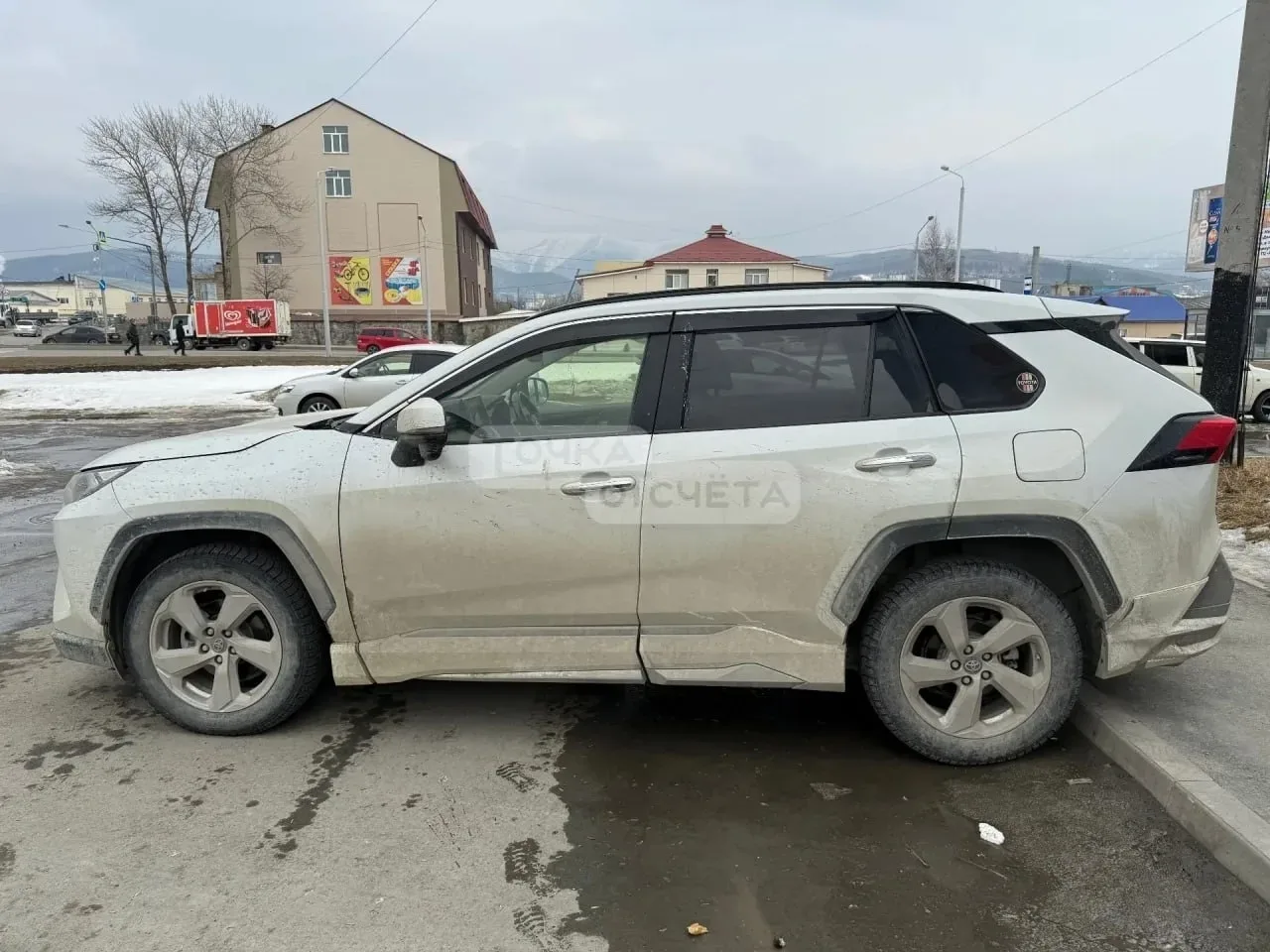 ❗️Неизвестный врезался в Toyota RAV4 в Южно-Сахалинске и уехал  Госавтоинспекция продолжает искать о