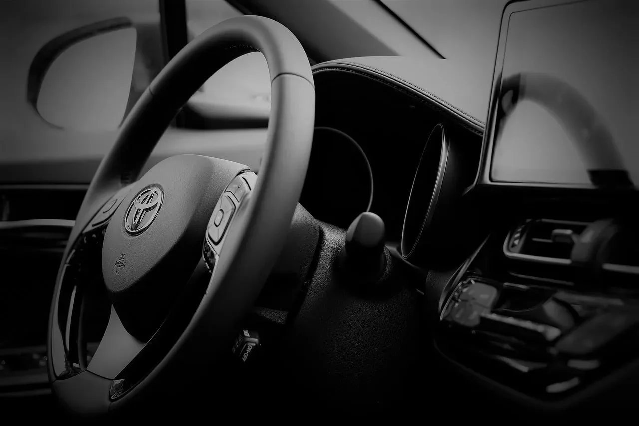 ❗️ Неизвестный повредил Toyota Passo и скрылся в Южно-Сахалинске  Дорожное происшествие случилось по