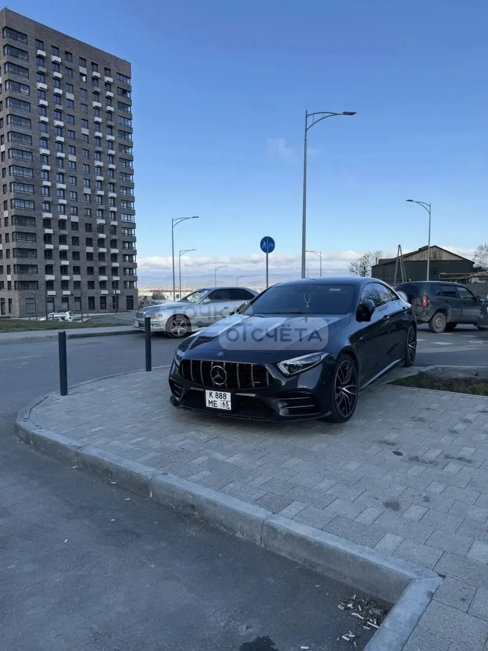 🤨 В Южно-Сахалинске на тротуаре "вырос" красивый Mercedes  Автохамы заполоняют территорию ЖК "Уюн" в
