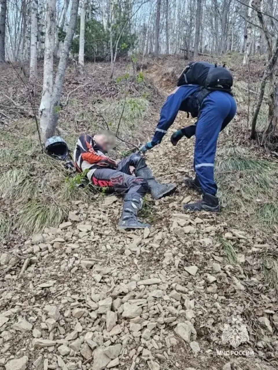 🏍 Мотоциклисту потребовалась помощь спасателей в Южно-Сахалинске  В районе озера Танковое в областно