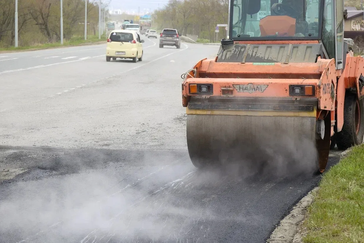 🚧 Дорожные службы продолжают обновлять асфальт в Южно-Сахалинске    Сейчас активные работы идут на у