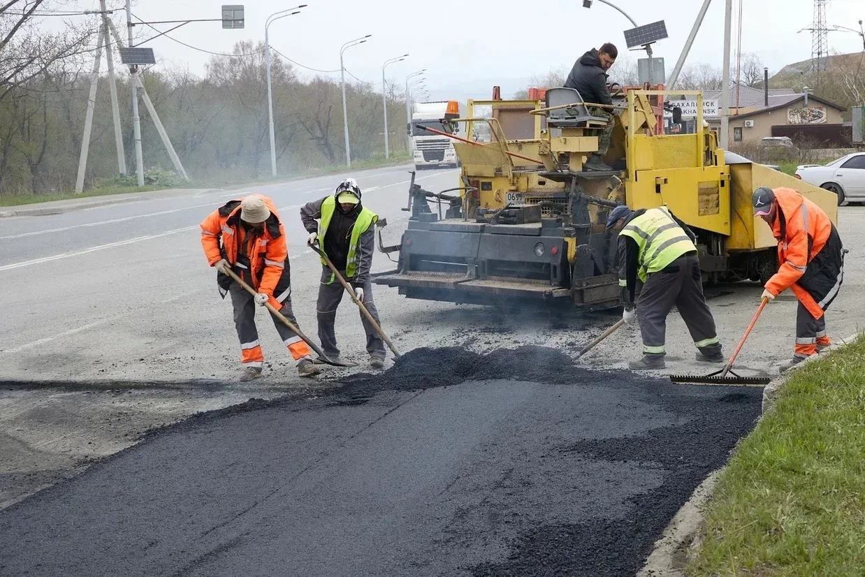🚧 Дорожные службы продолжают обновлять асфальт в Южно-Сахалинске    Сейчас активные работы идут на у