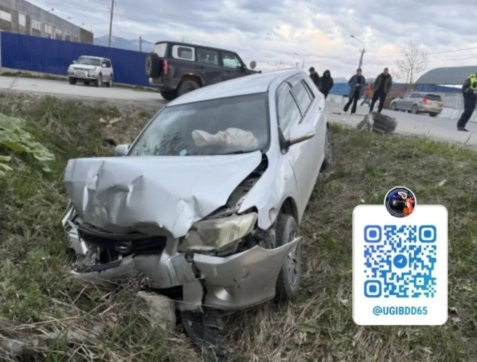 ⚡️Универсал вылетел в кювет в результате ДТП в Южно-Сахалинске - пострадала пассажирка  49-летняя же