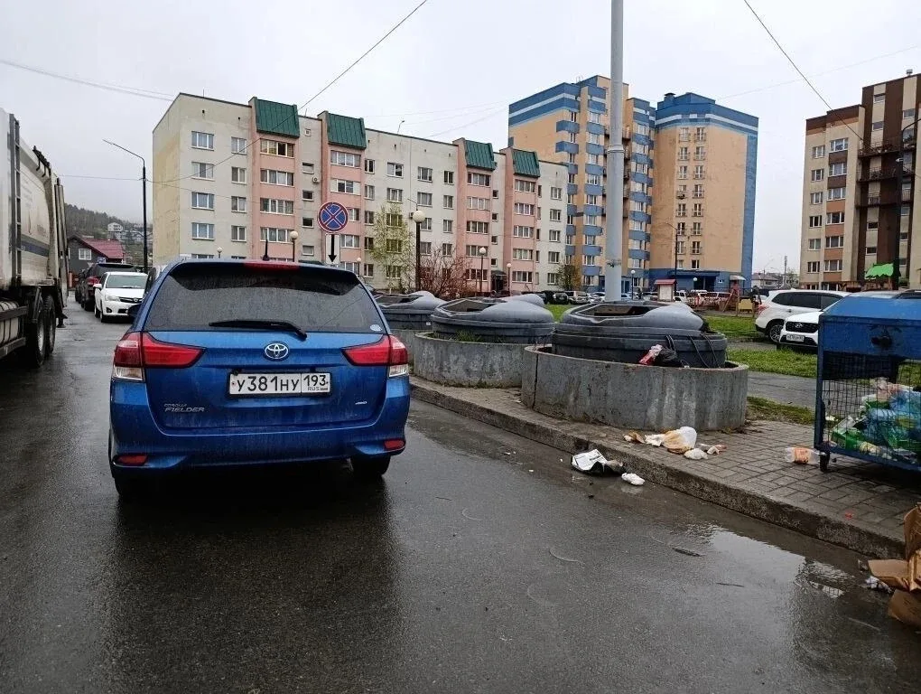 🗑 Автохамы вновь не дают вывезти мусор из дворов в Южно-Сахалинске  На прошедших выходных в областно