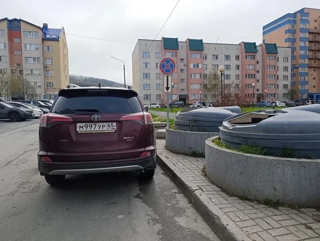 🗑 Автохамы вновь не дают вывезти мусор из дворов в Южно-Сахалинске  На прошедших выходных в областно