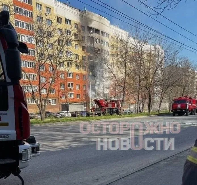 ❗️Жилой дом в Чебоксарах поврежден после атаки БПЛА, пишет «Осторожно, новости».   По словам жителей