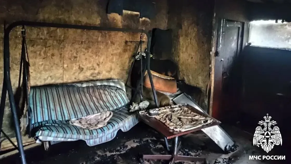 В Юрге из горящего дома спасли 5 человек  В Юрге на улице Чкалова загорелся двухквартирный жилой дом