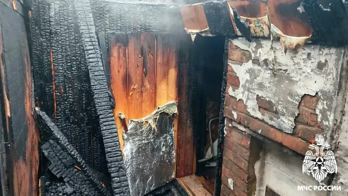 В Юрге из горящего дома спасли 5 человек  В Юрге на улице Чкалова загорелся двухквартирный жилой дом