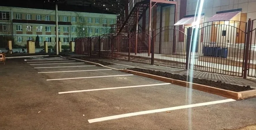 Завершили обустройство пешеходной зоны и автомобильной парковки возле нового корпуса для младших кла
