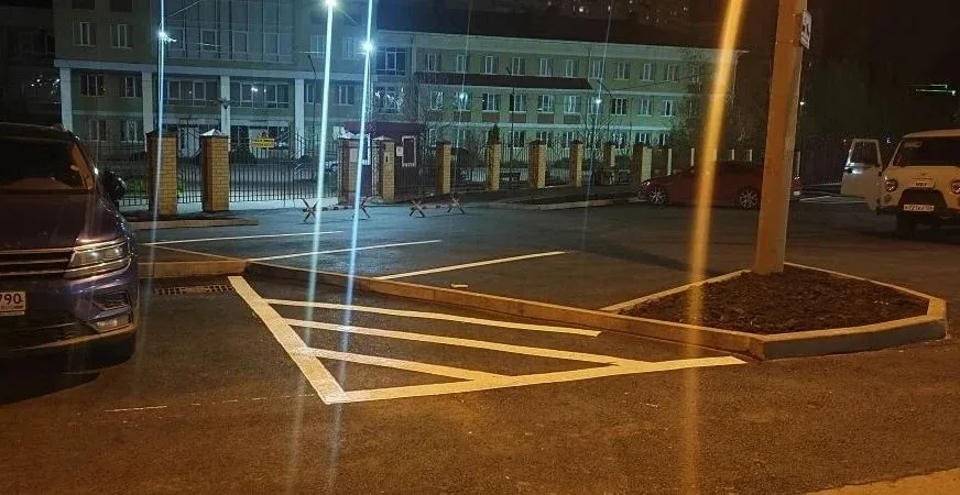 Завершили обустройство пешеходной зоны и автомобильной парковки возле нового корпуса для младших кла