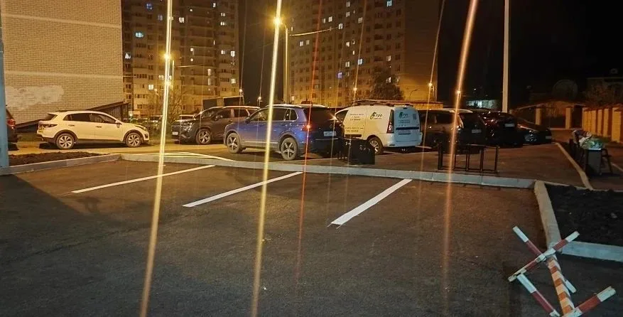 Завершили обустройство пешеходной зоны и автомобильной парковки возле нового корпуса для младших кла
