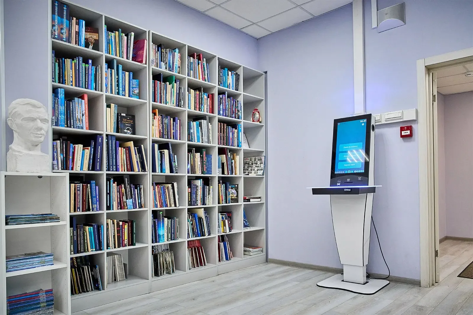 📚 В московских библиотеках стало ещё удобнее брать книги  В восьми библиотеках появились новые станц