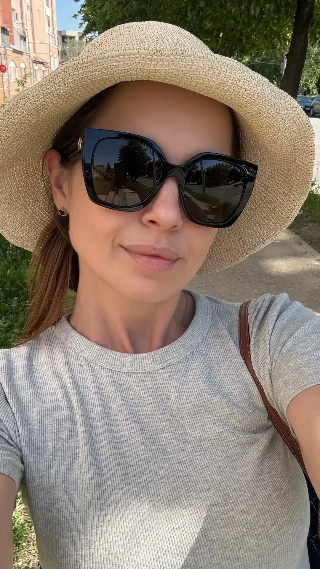 У нас +30° уже который день. SPF + тон с SPF, большие очки и шляпа. Которая мне не идет. Но зато зре