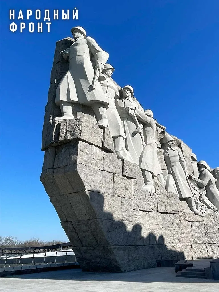 Они покоряли Самбекские высоты. А сегодня сюда приезжают бойцы и волонтёры, чтобы почтить память вои