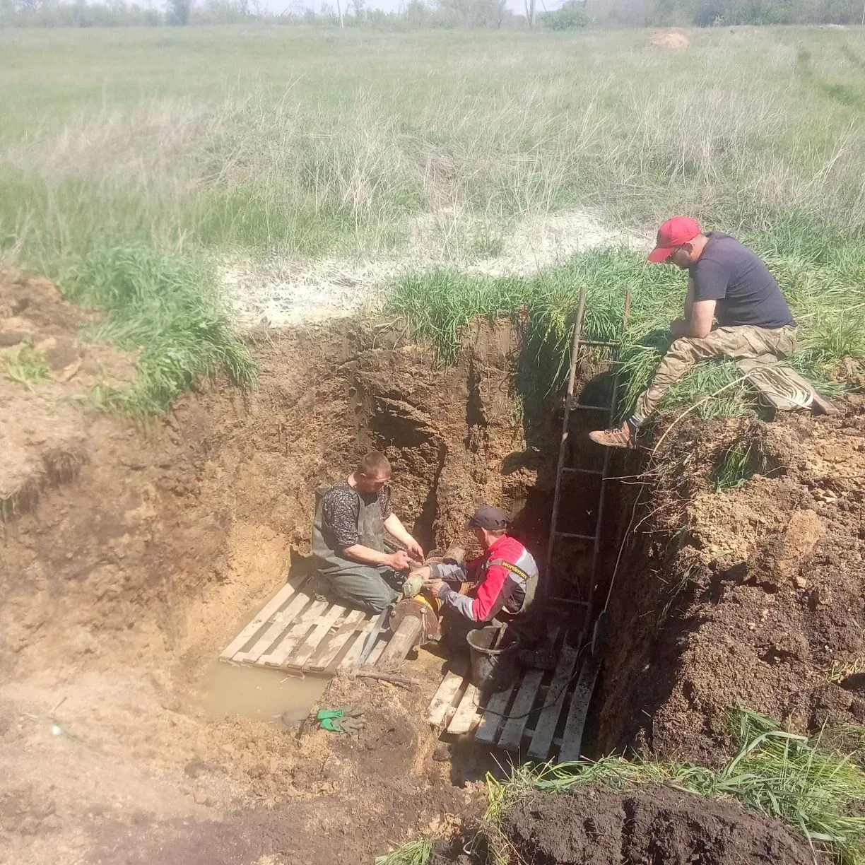 🔧 Продолжаются работы на сетях водоснабжения в Старобельском округе  Работники МБУ Центр "Благоустро