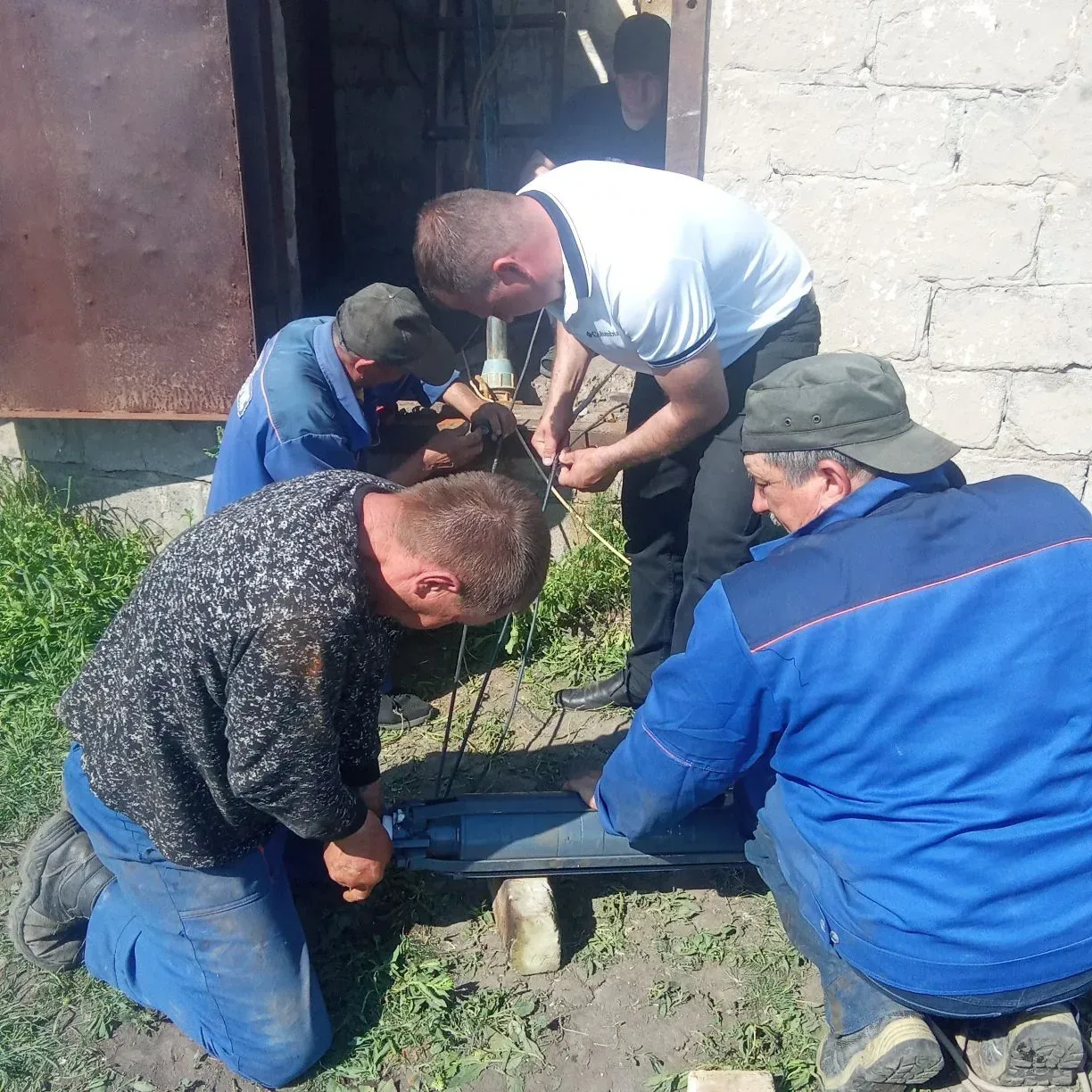 🔧 Продолжаются работы на сетях водоснабжения в Старобельском округе  Работники МБУ Центр "Благоустро