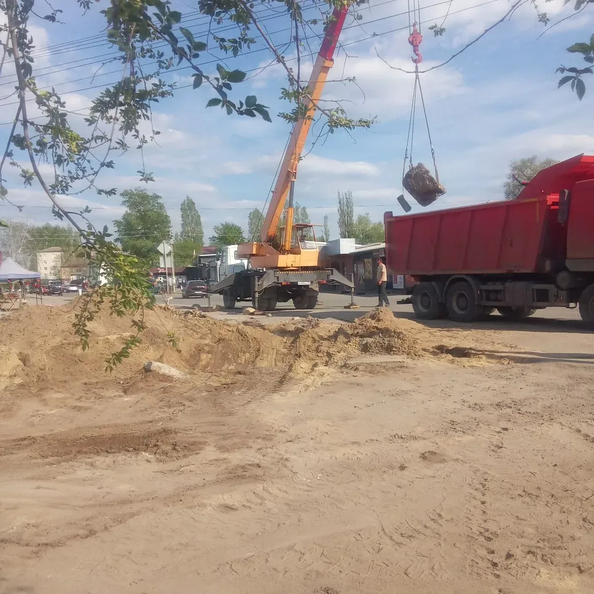 🔧 Продолжаются работы на сетях водоснабжения в Старобельском округе  Работники МБУ Центр "Благоустро
