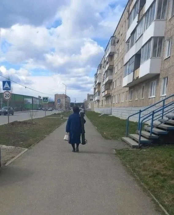 В Североуральске заметили пожилую женщину с базукой.    Ее сфотографировали прохожие. В головах мест